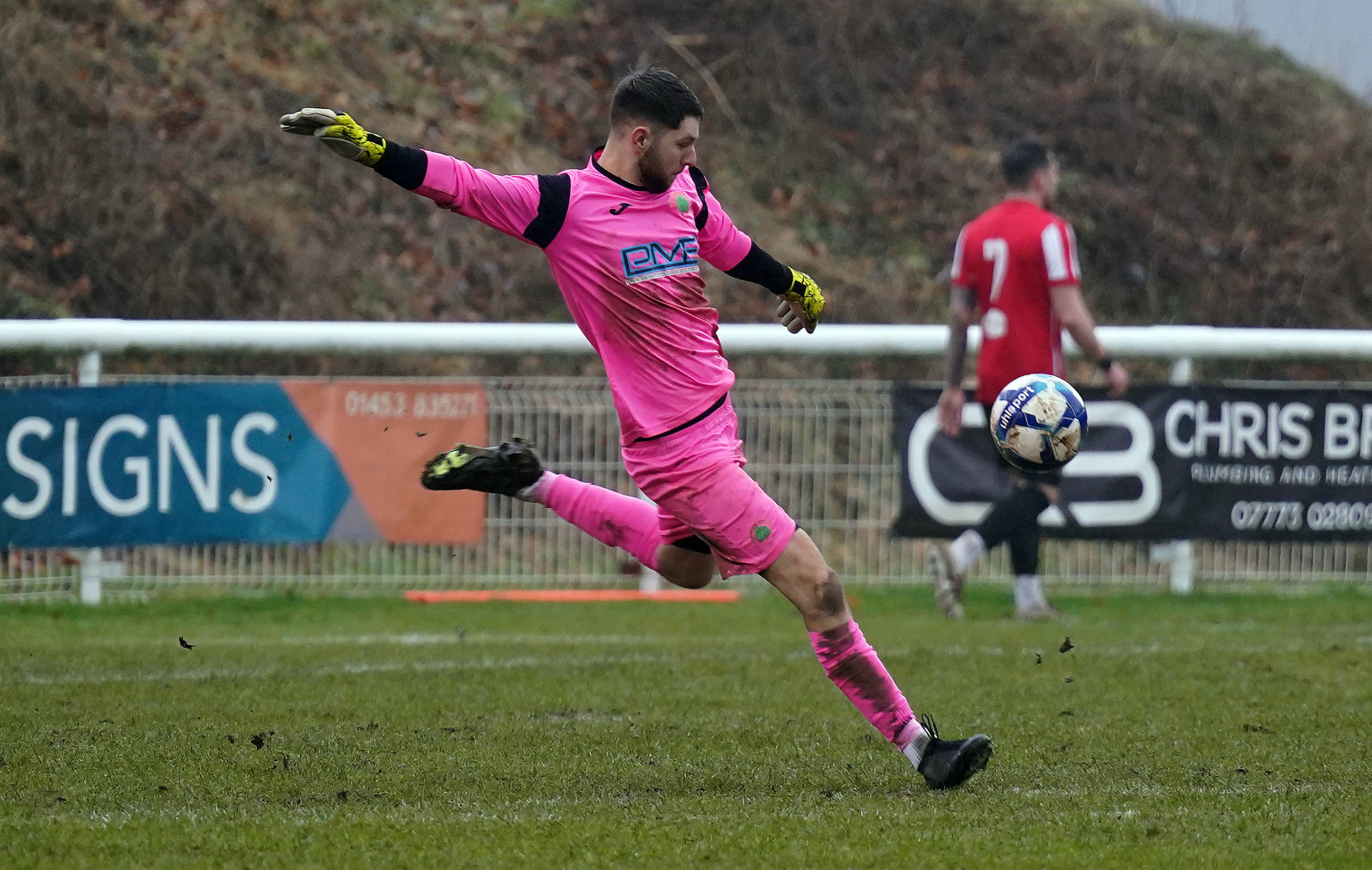 Shortwood United goalkeeper Joe Wright opts to remain at Meadowbank