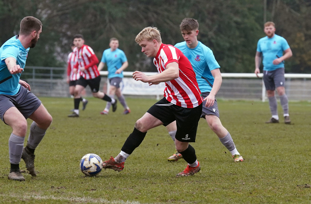 Hellenic League Division One West DSC08627 2 | Gayner hits four and Bradshaw bags hat-trick as play-off hopefuls Wood give Wellington the boot