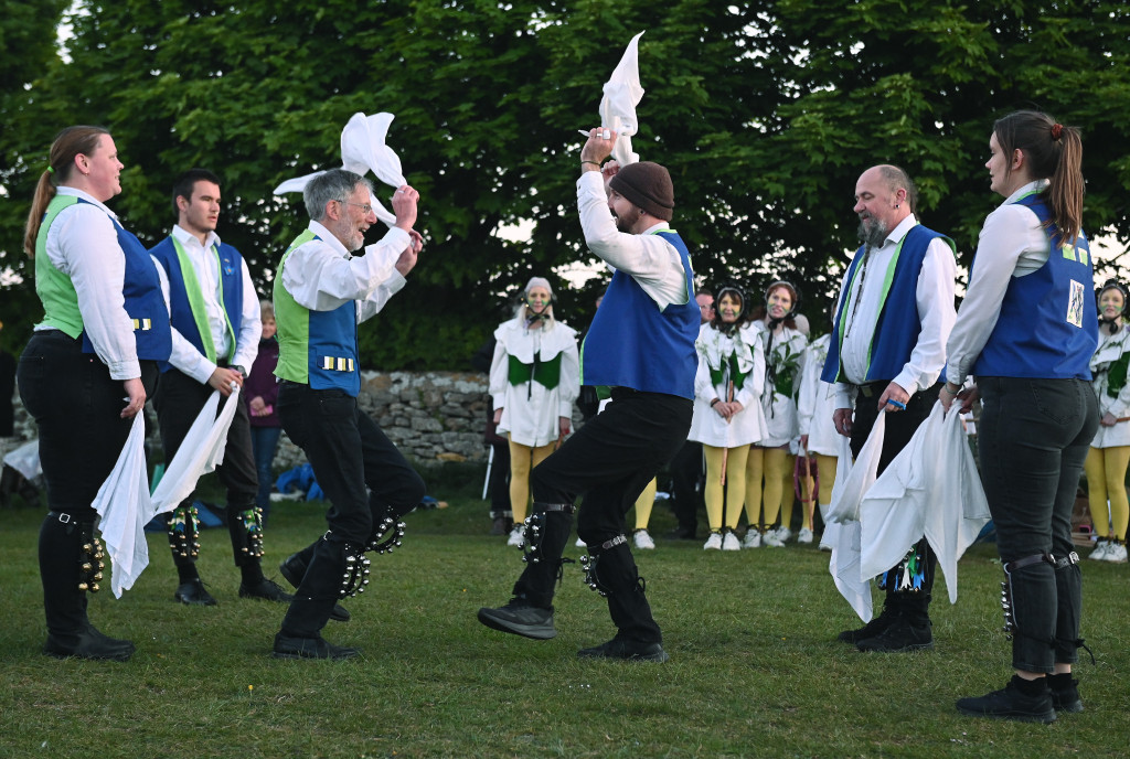 Stroud’s Boss Morris and Miserden Morris celebrated the May Day sunrise at 5.40am this morning by dancing on Rodborough Common. PIZZE 01 05 25 27 | Morris dancers herald May Day sunrise