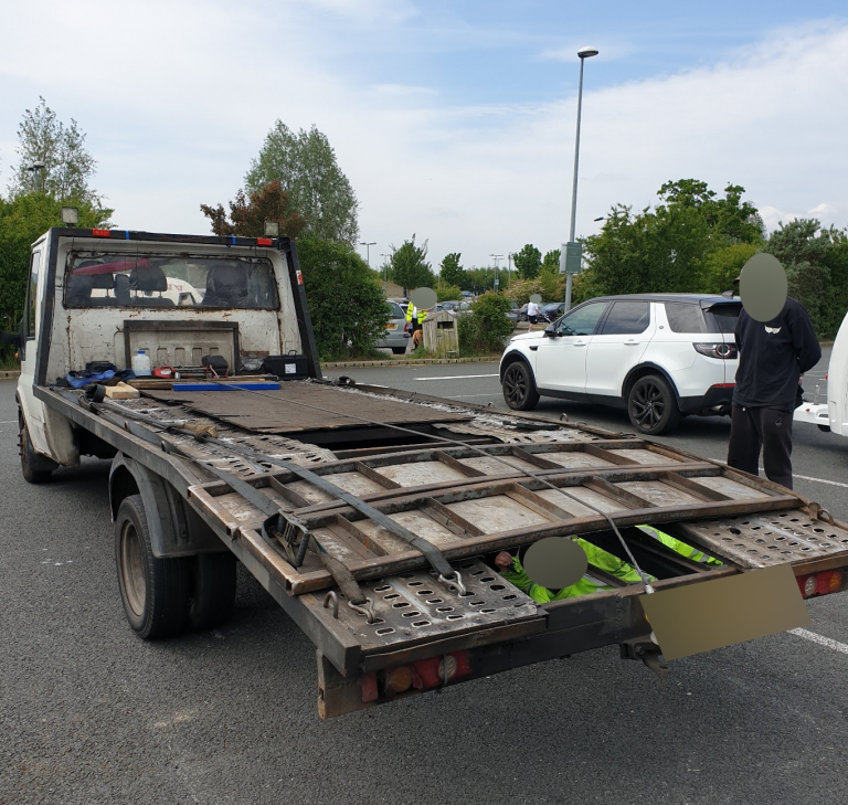 Video: lorry driver caught rolling a cigarette with no hands on the steering wheel