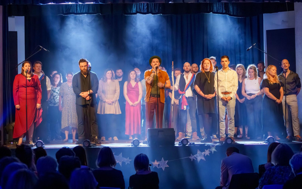Former pupils perform One Day More from Les Miserables | Memorial concert organisers plan festival after raising £11k in memory of beloved Stroud music teacher
